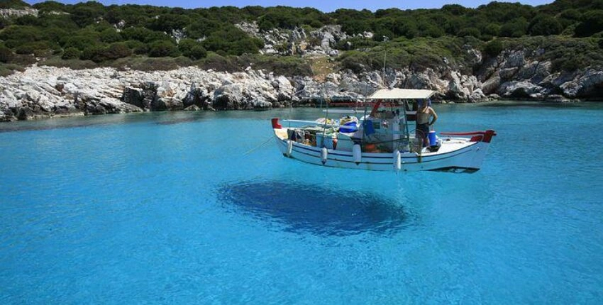 ville blanche de skyros sur une montagne