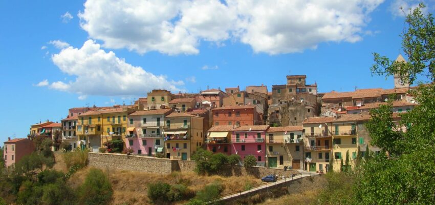 Location de jet privé : village coloré, ciel bleu.