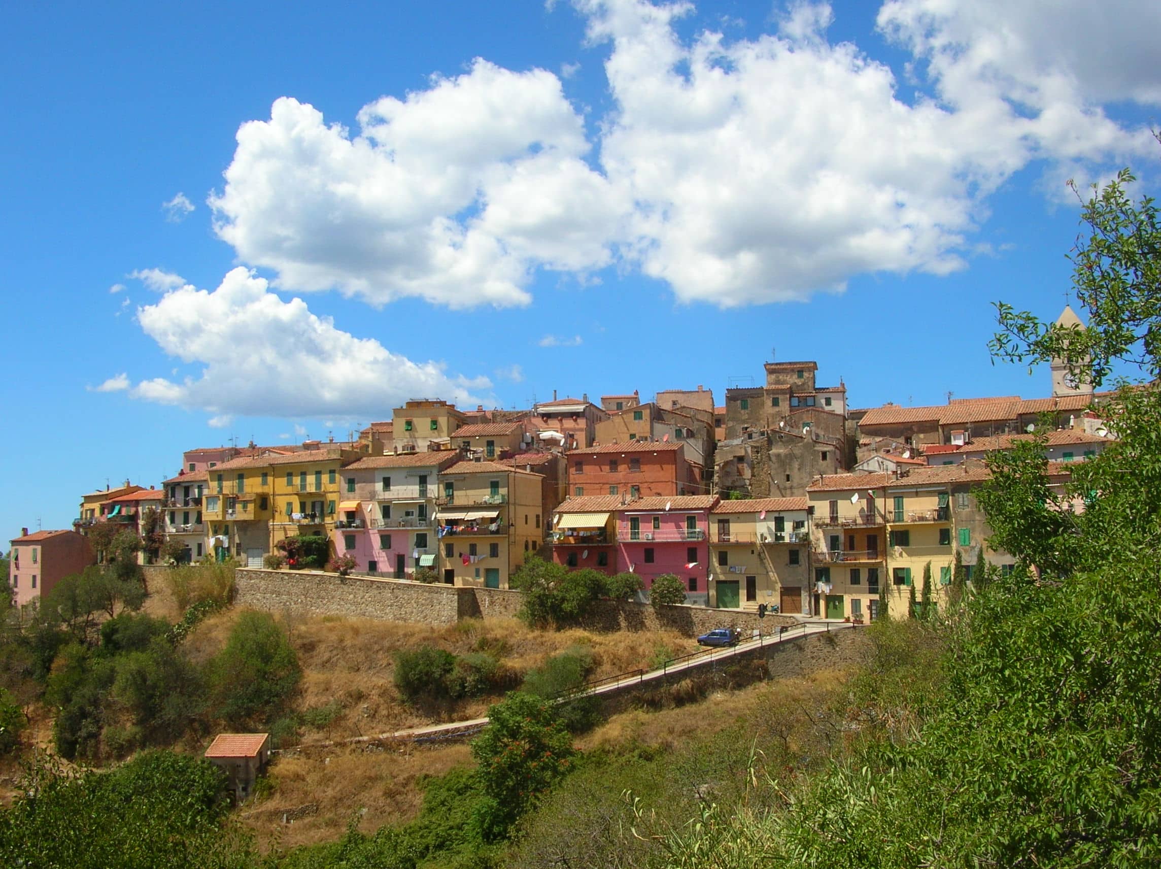 Location de jet privé : village coloré, ciel bleu.