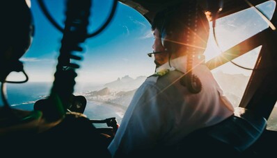 Helikopter pilotu olmak hakkında bilmeniz gereken her şey: eğitim, maaş, kariyer fırsatları..