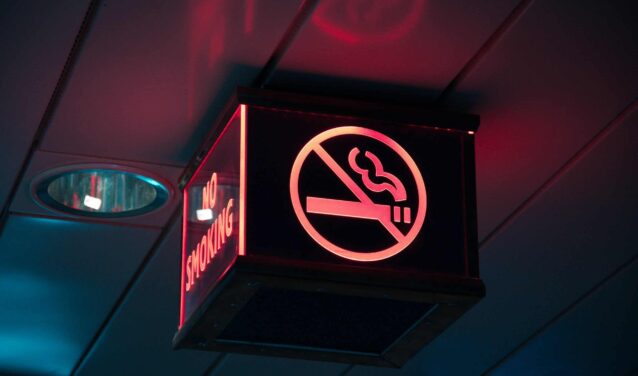 Fumer jet privé / Panneau indiquant l'interdiction de fumer