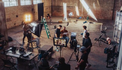 Film ekiplerinin ve prodüksiyon ekipmanlarının taşınması: özel havacılığa başvurun.