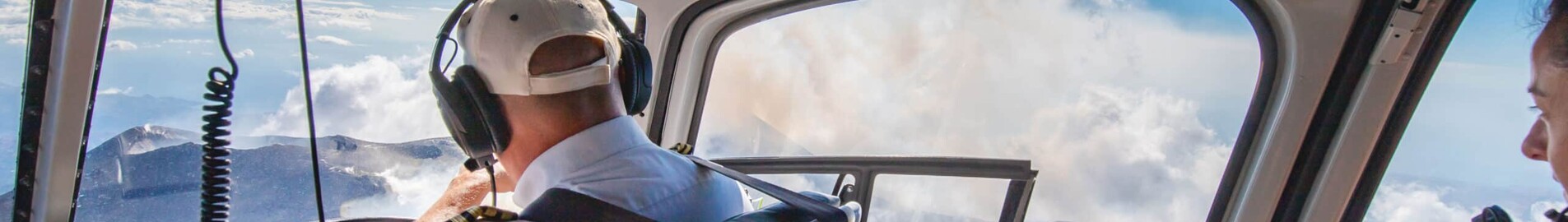 Etna Yanardağı üzerinde helikopter uçuşu