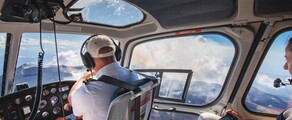 Etna Yanardağı üzerinde helikopter uçuşu