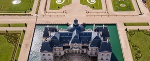 Château De Vaux-Le-Vicomte üzerinde helikopter uçuşu